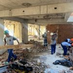No Vidigal, a obra de adaptação do prédio que era do crime organizado e foi desapropriado pela Prefeitura do Rio para a construção de uma clínica da família: operários expulsos pelos traficantes