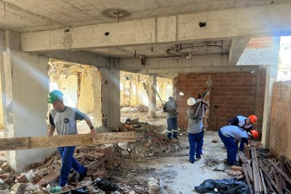 No Vidigal, a obra de adaptação do prédio que era do crime organizado e foi desapropriado pela Prefeitura do Rio para a construção de uma clínica da família: operários expulsos pelos traficantes