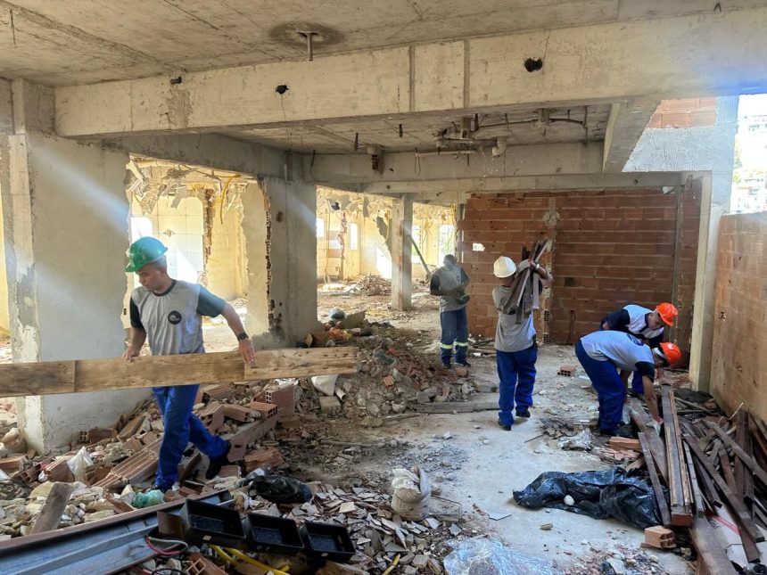 No Vidigal, a obra de adaptação do prédio que era do crime organizado e foi desapropriado pela Prefeitura do Rio para a construção de uma clínica da família: operários expulsos pelos traficantes
