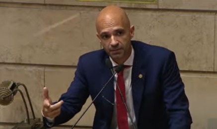 O líder do governo, Márcio Ribeiro (PSD). no comando da base: projeto do executivo que aumenta a taxa de iluminação pública foi aprovado, nas duas discussões, nas sessões extraordinárias desta terça-feira (09)