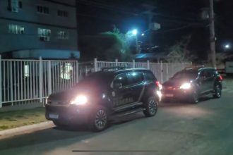 Polícia Federal nas ruas com mandados de busca e apreensão, na investigação de fraudes de uma OS da saúde com prefeituras do Rio
