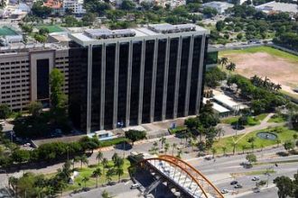 O Centro Administrativo São Sebastião está recebendo de volta os quatro secretários que votaram a favor do aumento da taxa de iluminação pública