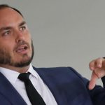 O vereador Carlos Bolsonaro (PL) pede providências ao presidente da Câmara do Rio, Carlo Caiado, contra assessor de vereadora que participou de manifestação na porta de seu condomínio