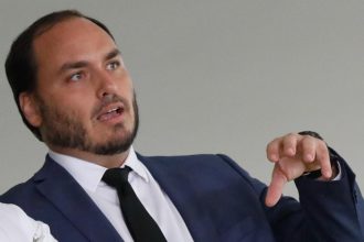O vereador Carlos Bolsonaro (PL) pede providências ao presidente da Câmara do Rio, Carlo Caiado, contra assessor de vereadora que participou de manifestação na porta de seu condomínio