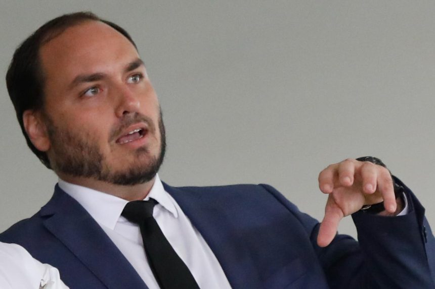 O vereador Carlos Bolsonaro (PL) pede providências ao presidente da Câmara do Rio, Carlo Caiado, contra assessor de vereadora que participou de manifestação na porta de seu condomínio