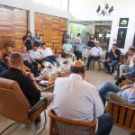 O presidente da Assembleia, Rodrigo Bacellar, no encontro com 11 prefeitos na cidade de Paraíba do Sul, no Centro-Sul Fluminense