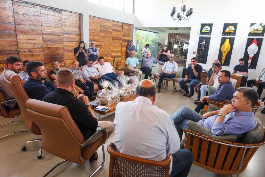 O presidente da Assembleia, Rodrigo Bacellar, no encontro com 11 prefeitos na cidade de Paraíba do Sul, no Centro-Sul Fluminense