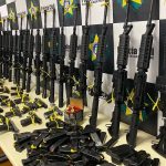 A "gratificação faroeste" que a bancada da bala da Alerj quer ressuscitar pagaria prêmio a policiais que apreendam armas de guerra, como fuzis, e "neutralizem vagabundos"