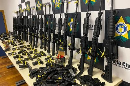 A "gratificação faroeste" que a bancada da bala da Alerj quer ressuscitar pagaria prêmio a policiais que apreendam armas de guerra, como fuzis, e "neutralizem vagabundos"