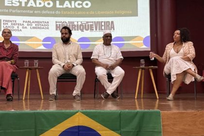 A ministra do Meio Ambiente, Marina Silva, o deputado federal e pastor Henrique Vieira (PSOL-RJ), o babalawô Ivanir dos Santos, e a deputada estadual Renata Souza (PSOL), no lançamento da Frente Parlamentar em Defesa do Estado Laico e da Liberdade Religiosa