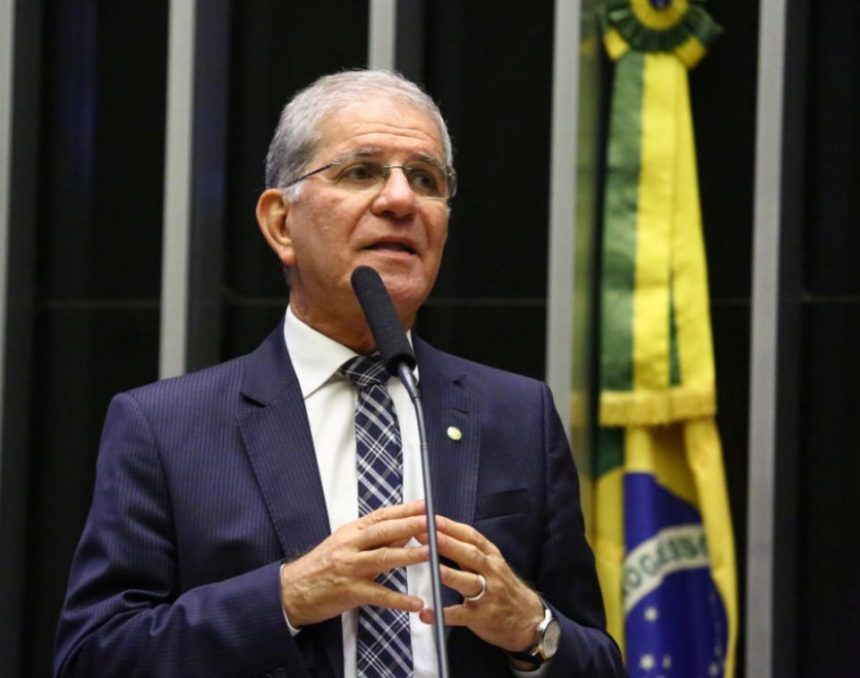 Chico D'Angelo, secretário-executivo da Agência Nacional de Saúde Suplementar (ANS) e ex-deputado federal, avisou ao presidente nacional do PDT, Carlos Lupi, que está deixando o partido