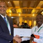O coordenador de Articulação Social da Secretaria de Coordenação Governamental, Leonardo Pavão, é recebido por Cllr Tebogo Nkokou, membro do Comitê Municipal de Johannesburg: ele e dois subprefeitos da Zona Oeste foram representar o Rio na África do Sul e compartilhar as políticas públicas cariocas que promovem a inclusão e a sustentabilidade