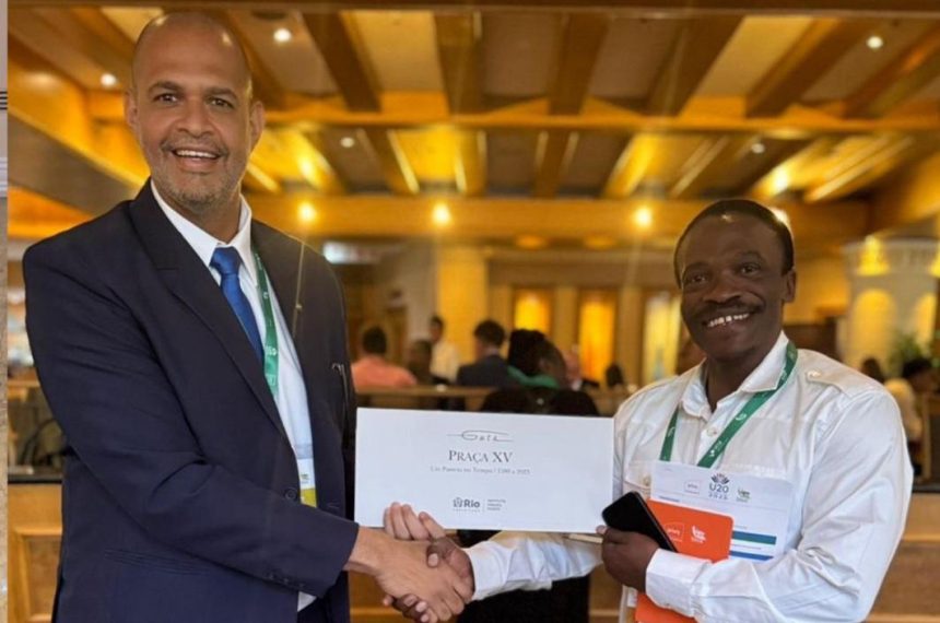 O coordenador de Articulação Social da Secretaria de Coordenação Governamental, Leonardo Pavão, é recebido por Cllr Tebogo Nkokou, membro do Comitê Municipal de Johannesburg: ele e dois subprefeitos da Zona Oeste foram representar o Rio na África do Sul e compartilhar as políticas públicas cariocas que promovem a inclusão e a sustentabilidade