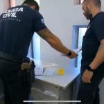 Policiais civis em ação no Detro: servidor, acusado de apagar multas contra permissionários, é preso
