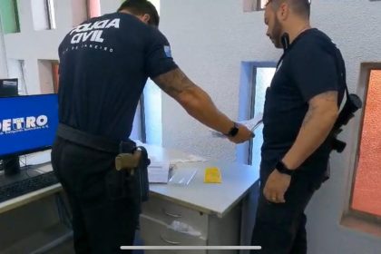 Policiais civis em ação no Detro: servidor, acusado de apagar multas contra permissionários, é preso