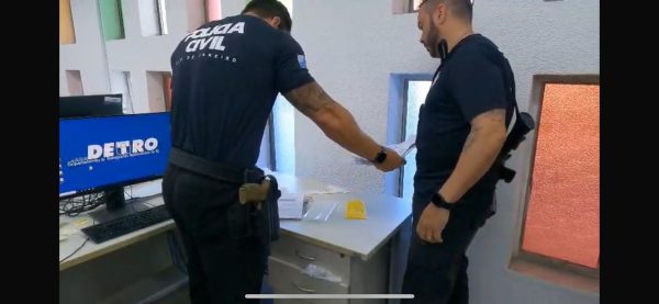 Policiais civis em ação no Detro: servidor, acusado de apagar multas contra permissionários, é preso