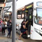 Longas filas e poucos ônibus: a manhã do Terminal Gentileza com a paralisação dos rodoviários de duas importantes empresas