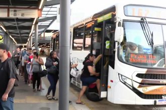 Longas filas e poucos ônibus: a manhã do Terminal Gentileza com a paralisação dos rodoviários de duas importantes empresas