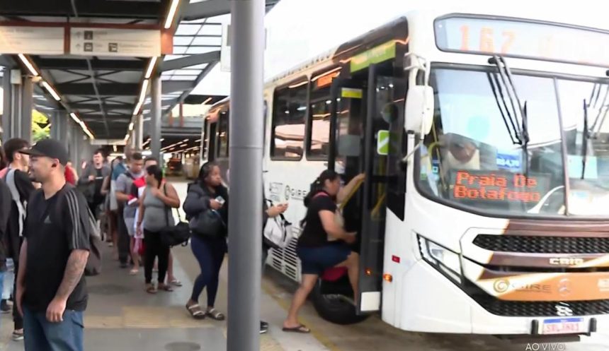 Longas filas e poucos ônibus: a manhã do Terminal Gentileza com a paralisação dos rodoviários de duas importantes empresas