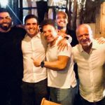Marcelo Diniz (de preto, à esquerda), abraçado ao secretário municipal de Educação Renan Ferreirinha (PSD): críticas foram deixadas de lado no aniversário de Doutor Gilberto