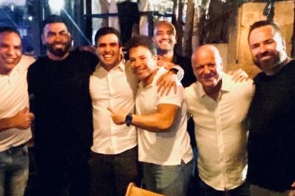 Marcelo Diniz (de preto, à esquerda), abraçado ao secretário municipal de Educação Renan Ferreirinha (PSD): críticas foram deixadas de lado no aniversário de Doutor Gilberto