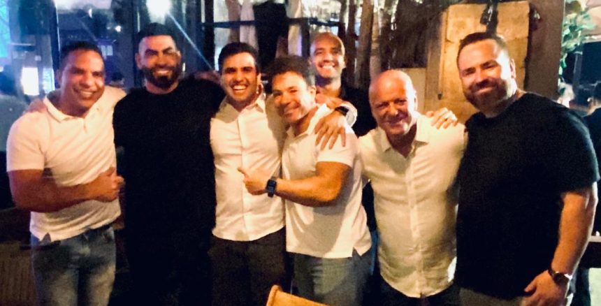 Marcelo Diniz (de preto, à esquerda), abraçado ao secretário municipal de Educação Renan Ferreirinha (PSD): críticas foram deixadas de lado no aniversário de Doutor Gilberto