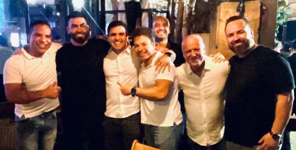 Marcelo Diniz (de preto, à esquerda), abraçado ao secretário municipal de Educação Renan Ferreirinha (PSD): críticas foram deixadas de lado no aniversário de Doutor Gilberto