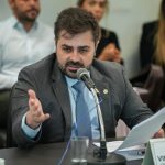 Vinícius Cozzolino (União) ainda tentou, mas não conseguiu evitar e a CCJ da Assembleia aprova o projeto que prevê a instalação de câmeras de videomonitoramento em áreas públicas