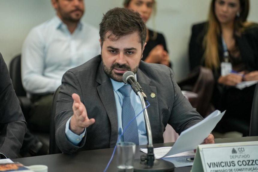 Vinícius Cozzolino (União) ainda tentou, mas não conseguiu evitar e a CCJ da Assembleia aprova o projeto que prevê a instalação de câmeras de videomonitoramento em áreas públicas