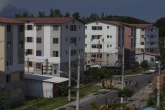 O conjunto Vila Carioca, na Colônia Juliano Moreira, em Jacarepaguá: Justiça Federal determina que União, Prefeitura e Banco do Brasil garanta a posse dos moradores expulsos por invasores
