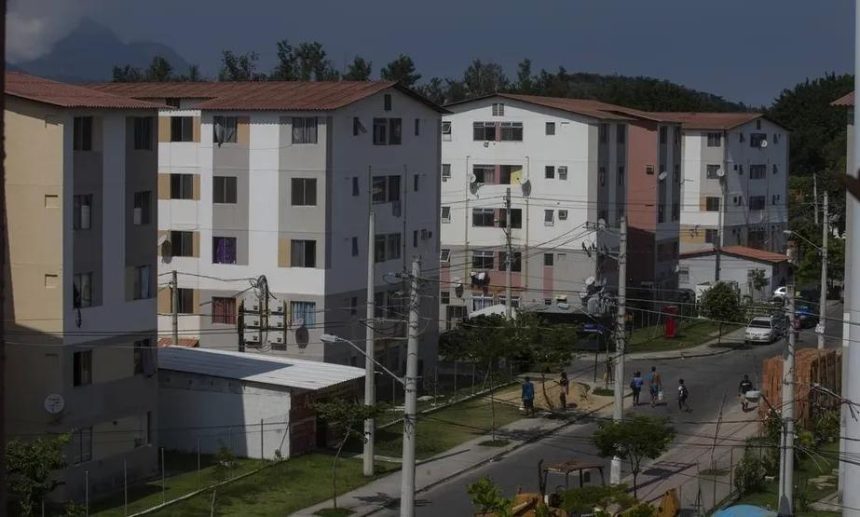 O conjunto Vila Carioca, na Colônia Juliano Moreira, em Jacarepaguá: Justiça Federal determina que União, Prefeitura e Banco do Brasil garanta a posse dos moradores expulsos por invasores