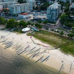 A orla de Charitas, conhecida como "Maracanã das canoas havaianas", foi excluída do projeto da Prefeitura de Niterói, porque ainda está sob a responsabilidade da União