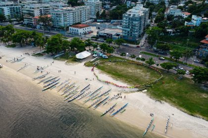A orla de Charitas, conhecida como "Maracanã das canoas havaianas", foi excluída do projeto da Prefeitura de Niterói, porque ainda está sob a responsabilidade da União