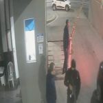 O momento em que o bandido, com fuzil nas mãos, entra no Hospital Pedro II, na madrugada desta quinta-feira: oito homens buscavam um paciente internado