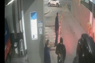 O momento em que o bandido, com fuzil nas mãos, entra no Hospital Pedro II, na madrugada desta quinta-feira: oito homens buscavam um paciente internado