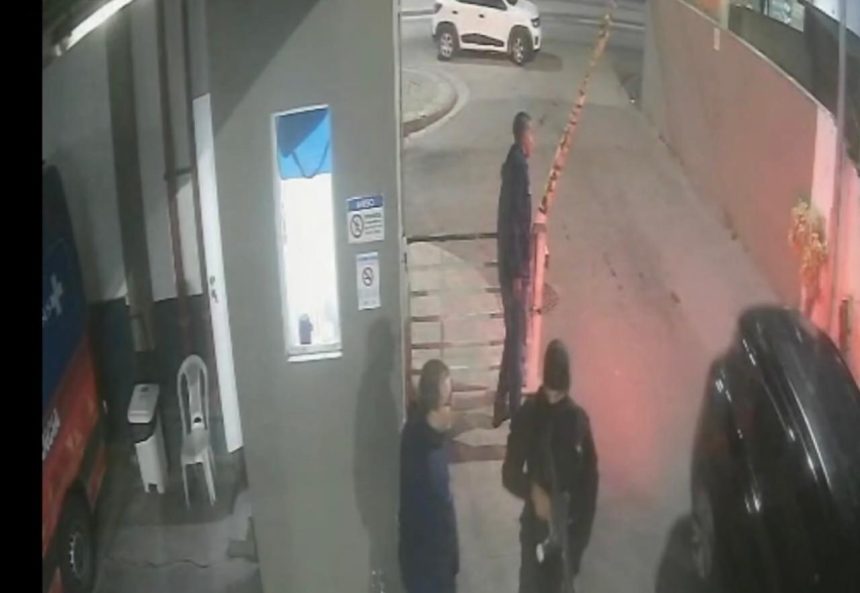 O momento em que o bandido, com fuzil nas mãos, entra no Hospital Pedro II, na madrugada desta quinta-feira: oito homens buscavam um paciente internado