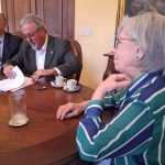 O presidente do CAU/RJ, Sydnei Menezes, assina o convênio sob o olhar atento da primeira-dama e secretária municipal de Planejamento e Cooperação de Piraí, Maria Lúcia Cautiêro: ações de melhoria no campo da Assistência Técnica em Habitação de Interesse Social