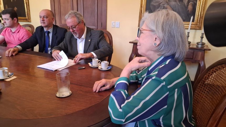 O presidente do CAU/RJ, Sydnei Menezes, assina o convênio sob o olhar atento da primeira-dama e secretária municipal de Planejamento e Cooperação de Piraí, Maria Lúcia Cautiêro: ações de melhoria no campo da Assistência Técnica em Habitação de Interesse Social