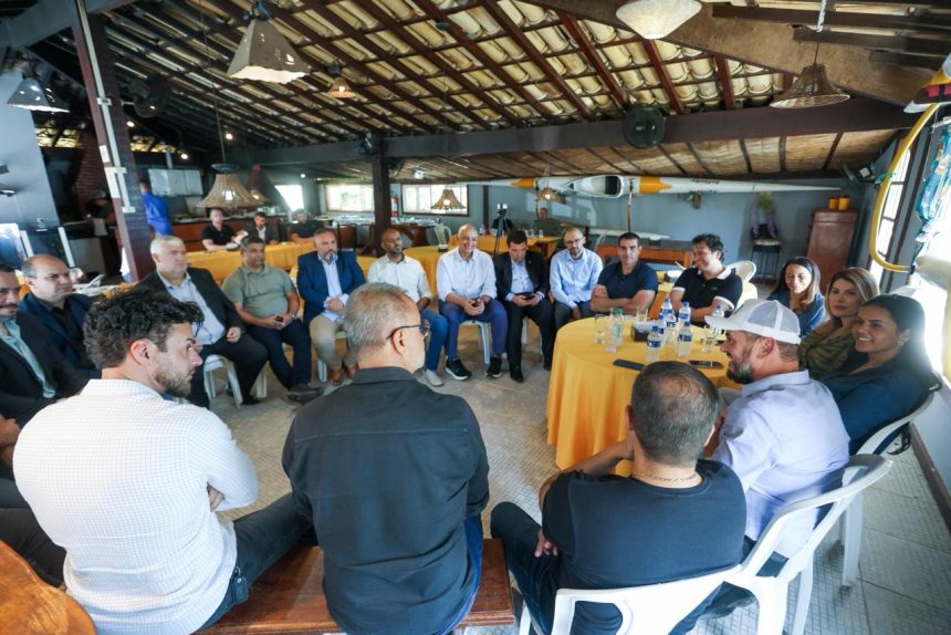 Pré-candidato do União Brasil ao governo do estado e presidente da Assembleia Legislativa, Rodrigo Bacellar ouve os prefeitos da Região dos Lagos