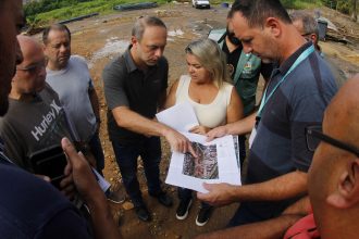 O prefeito Dudu Reina (PP) apresenta o projeto de construção de piscinões, contemplado pelo Novo PAC nesta quinta-feira (18)
