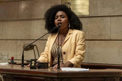 Thais Ferreira, do PSOL, não consegue justiça gratuita em ação contra Pedro Duarte (Novo) 64 A vereadora Thais Ferreira (PSOL) teve seu pedido de justiça gratuita negado no processo que move contra o colega Pedro Duarte (Novo)