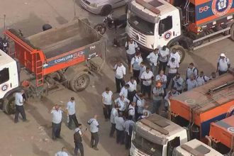 Motoristas em greve reunidos na garagem da Comlurb, num flagrante feito pelo Globocop