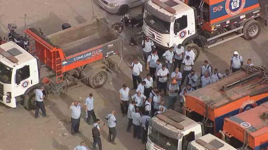 Motoristas em greve reunidos na garagem da Comlurb, num flagrante feito pelo Globocop