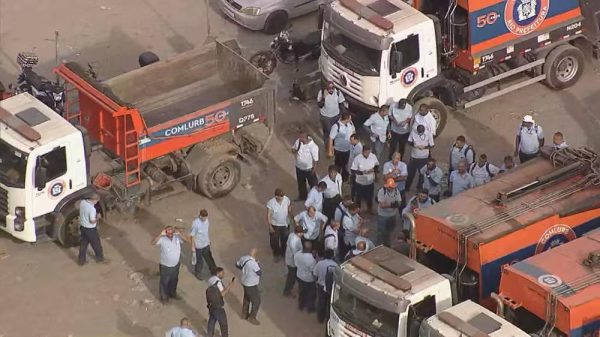 Motoristas em greve reunidos na garagem da Comlurb, num flagrante feito pelo Globocop