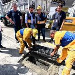Operários trocam a grelha de um bueiro de ferro por uma peça articulada em polietileno: prefeitura abriu licitação para comprar novas tampas a um custo estimado em R$ 4,15 milhões
