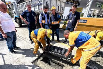 Operários trocam a grelha de um bueiro de ferro por uma peça articulada em polietileno: prefeitura abriu licitação para comprar novas tampas a um custo estimado em R$ 4,15 milhões