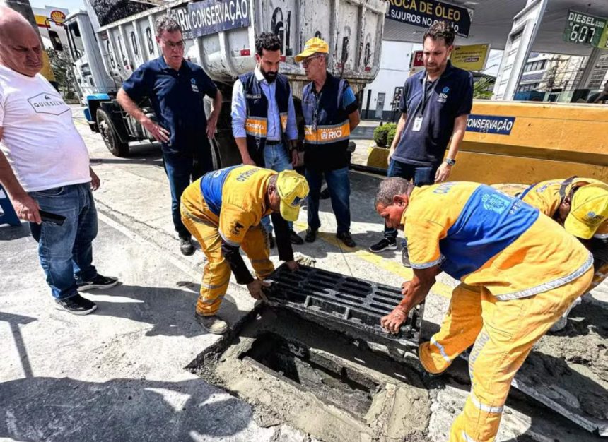 Operários trocam a grelha de um bueiro de ferro por uma peça articulada em polietileno: prefeitura abriu licitação para comprar novas tampas a um custo estimado em R$ 4,15 milhões