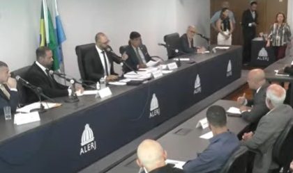 A reunião da CPI das Câmeras da Assembleia Legislativa: começo tenso, com o presidente do colegiado, Alexandre Knoploch, repreendendo o CEO da Global – Clube de Benefícios do Brasil, Ricardo de Oliveira