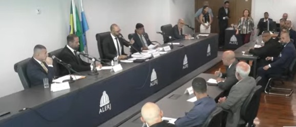 A reunião da CPI das Câmeras da Assembleia Legislativa: começo tenso, com o presidente do colegiado, Alexandre Knoploch, repreendendo o CEO da Global – Clube de Benefícios do Brasil, Ricardo de Oliveira