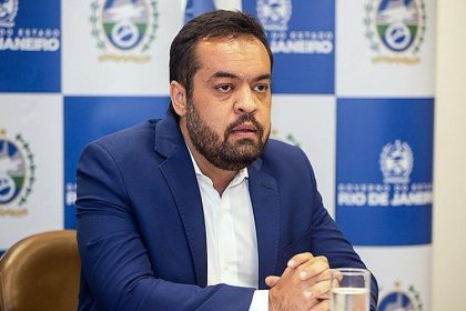 O governador Cláudio Castro enviou, à Assembleia, o projeto que prevê aumento da retenção de recursos no Fundo Orçamentário Temporário (FOT), de 10% para 30%: projeto provocou desconforto até entre governistas